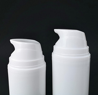 Bouteille instantanée privée d'air en plastique cylindrique 30ML 50ML 100ML 150ML de pompe de lotion de pp