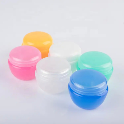 Des bouteilles de 20g de crème pour le visage