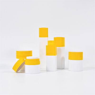 Produits de soins de la peau de classe 15ml 30ml 50ml Ensemble de bouteille carré sans air Tête rotative pompe pulvérisateur PP scellant emballage cosmétique