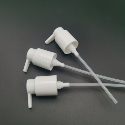 Pompe en plastique de la lotion 410 de pp 24 24mm blancs pour l'emballage de cosmétiques